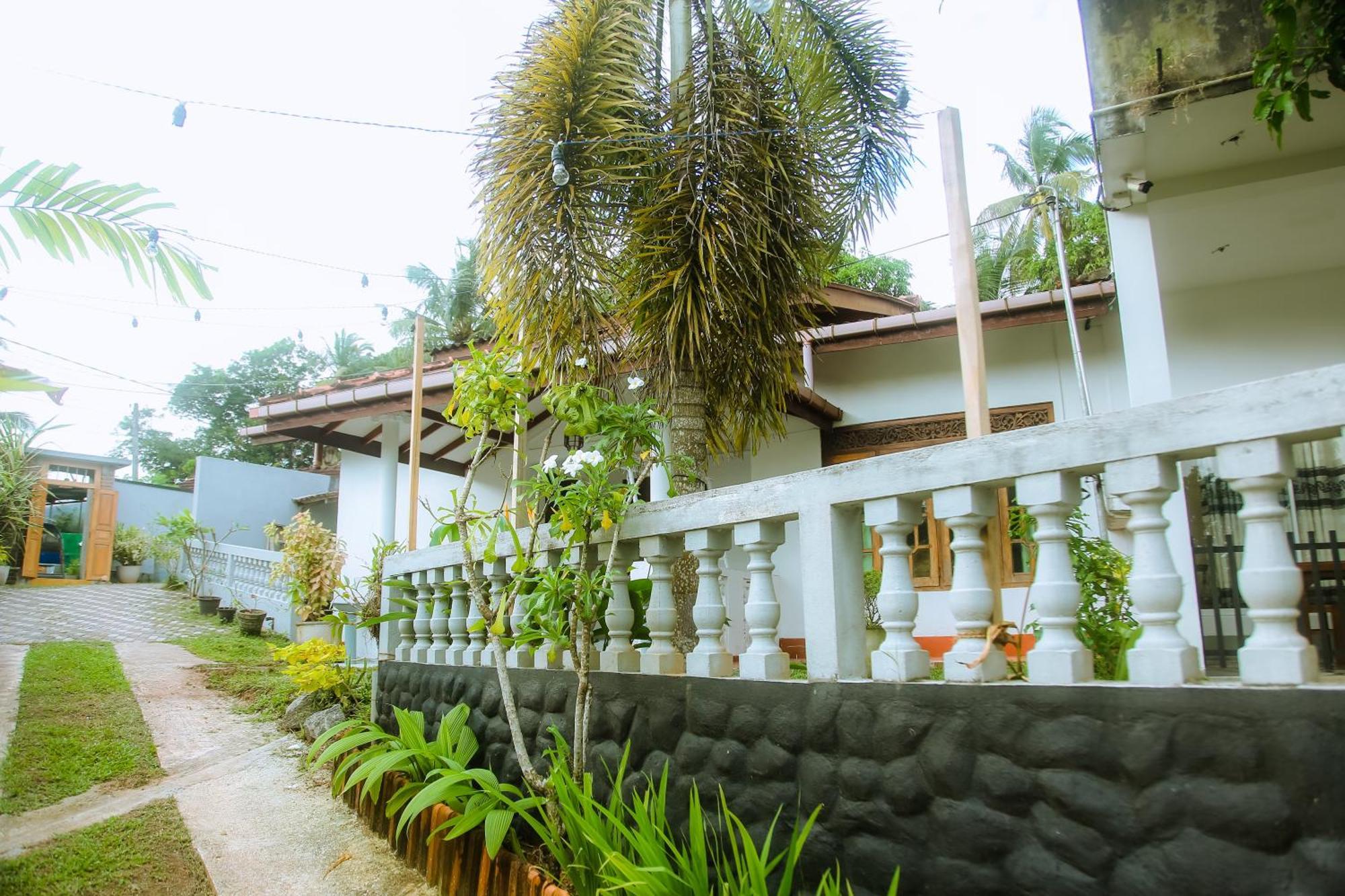Blue Sky Hotel Mirissa Exterior foto