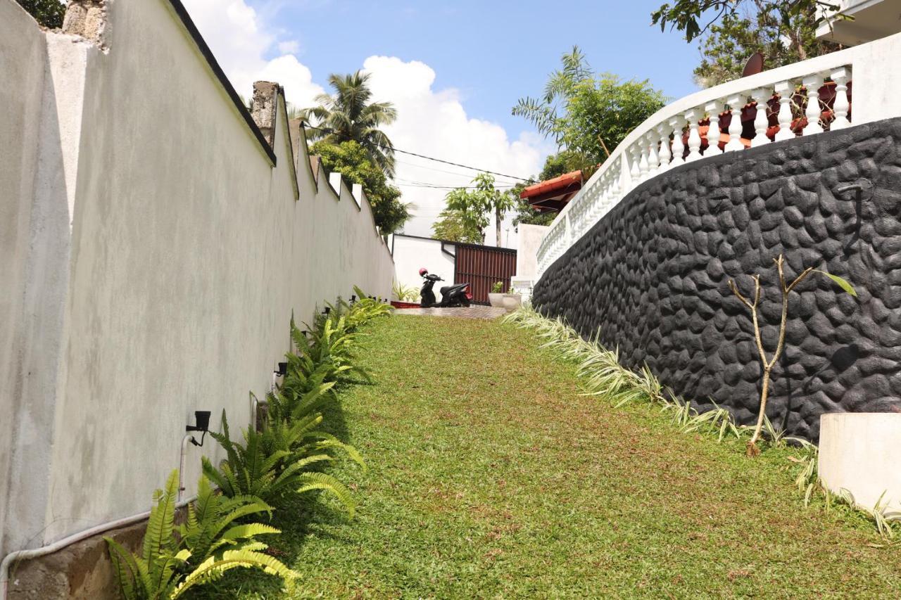 Blue Sky Hotel Mirissa Exterior foto